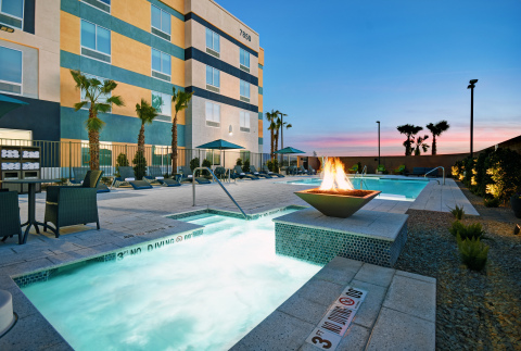 Hampton Inn by Hilton Las Vegas Strip South - 泳池和按摩池（照片：美国商业资讯）