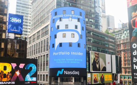 2021年8月11日（週四），紐約時報廣場的LED螢幕上顯示納斯達克對人工智慧驅動的金融洞察平臺Portfolio Insider的祝賀訊息。（照片：美國商業資訊） 