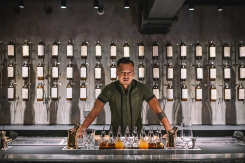 鸡尾酒爱好者与热爱绿色生活的人士，千万不要错过由荣获2021年“亚洲50最佳酒吧”的“永续酒吧奖”得主、Penicillin 酒吧的创办人之一Agung Prabowo所主持的“可持续调配”鸡尾酒网上大师班。 