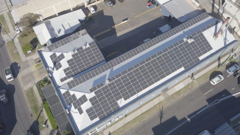 SCE Energy Solutions為位於澳洲新南威爾斯州的Seven Mile咖啡烘焙廠部署太陽能設備。該專案利用Tigo Energy Intelligence (EI)軟體來監測太陽能發電狀況。（照片：美國商業資訊） 