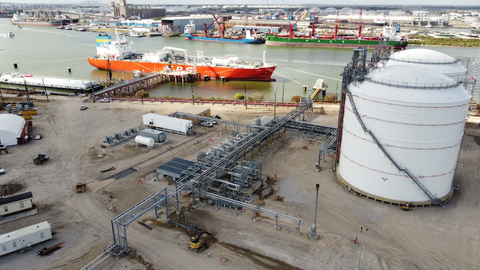Vopak Moda Houston码头滨水区。图中显示：正在卸货的驳船和船只以及两个1.5万公吨的氨储罐。（照片：美国商业资讯）