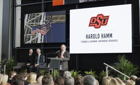 2021年12月15日（週三），能源大亨哈樂德·哈姆在剛剛宣佈成立的奧克拉荷馬州立大學哈姆美國能源研究所發表講話。（照片：美國商業資訊）