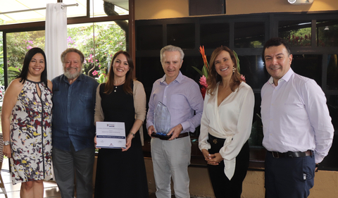 From left: Sandra Lima, Dole Corporate Social Responsibility Senior Manager; Steve Aronson, Horizonte Positivo Board Member; Ana Cristina Obregón, Dole Logistics & Planning Senior Director; Renato Acuña, President of Dole Fresh Fruit Latin America; Gisela Sánchez, AmCham Board President; and Marco Tulio Escobedo, Dole Human Resources Director (Photo: Business Wire)