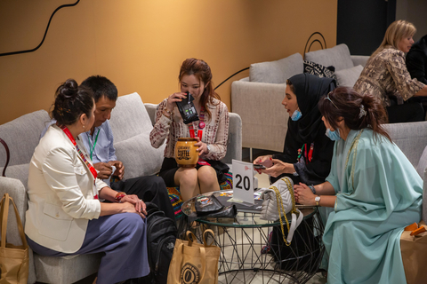 Peruvian farmer participates in business roundtable with international buyers. Peru has one of the most well-recognized coffees in the world. (Photo: PROMPERÚ)