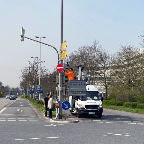 德國緬因河畔呂塞爾斯海姆市將部署Velodyne的「智慧基礎架構解決方案」。該解決方案利用了16個位於繁忙路段上的雷射雷達監測站，以打造一個覆蓋全市的卡車通行控制系統。（照片：Velodyne Lidar）