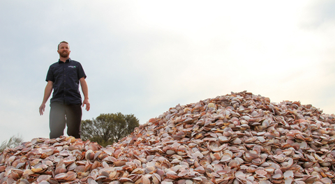 Simon Branigan从事回收贝壳业务，这些贝壳将成为新贝类礁的基石 ©Fiona Pepper 