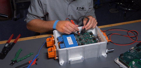 伊顿eMobility工程师检查电动汽车高压电机控制器。（照片：美国商业资讯）
