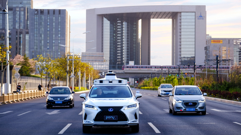 2022年4月，北京街头一辆面向公众的小马智行无人自动驾驶出租车（照片：美国商业资讯）