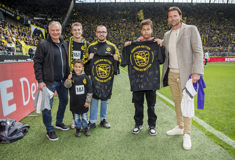 Sports company PUMA and Borussia Dortmund swapped shirts with the fans at the Signal Iduna Park before kick off on Saturday to draw attention to the circularity project RE:JERSEY, in which PUMA tests an innovative recycling method. (Photo: Business Wire)