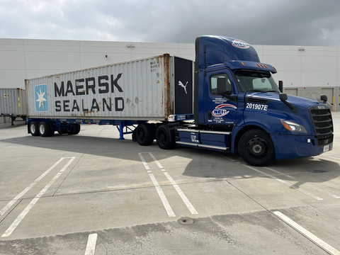 体育用品公司彪马已经开始使用纯电动卡车将货物从洛杉矶港转运至加州托兰斯的仓库，该计划是公司整体业务碳减排战略的一部分。（照片：美国商业资讯）