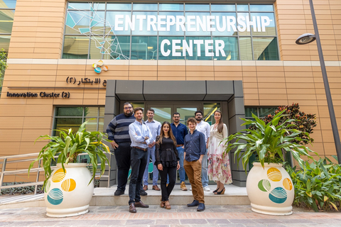 The founders of the 5 international startups CeEntek, Hopu, Insignes-Labs, Pasqal, and Proteinea posing in front of the KAUST Entrepreneurship Center on campus (Photo: AETOSWire)