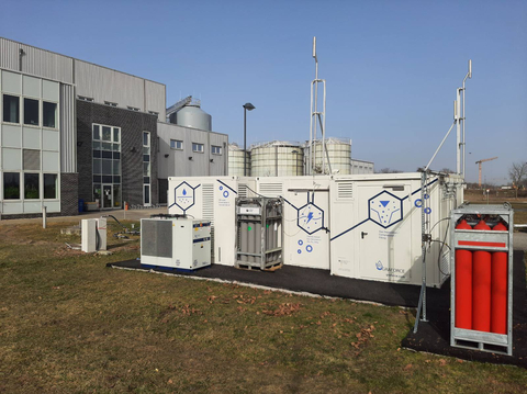 Graforce plasma electrolysis plants (here a plant in Berlin) produce green hydrogen from methane, wastewater, liquid manure or ammonia. Whereas water electrolysis needs 50kWh/kg H2, the production of 1kg hydrogen from methane takes only 10kWh or 20kWh from wastewater. (Photo: Graforce)