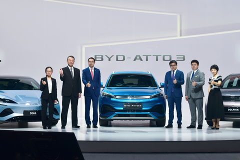 Liu Xueliang, General Manager of BYD Asia-Pacific Auto Sales Division (third from left), Li Yunfei, General Manager of BYD Branding & PR Division (third from right), and Atsuki Tofukuji, President of BYD AUTO JAPAN Inc. (second from left) attended the conference in Tokyo (Photo: Business Wire)