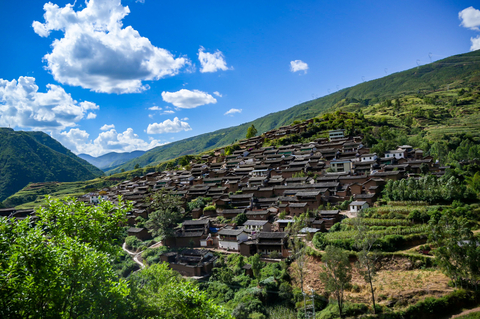 Waipula, the site selected by UNDP and partners, is an historic village built during the Yuan Dynasty and located in Yongren County in Yunnan Province, China. Surrounded by three mountains and two rivers, the village is known for its beautiful scenery and cultural heritage, such as the ethnic Yi embroidery and many folk festivals. (Photo: Courtesy of Waipula Villagers)