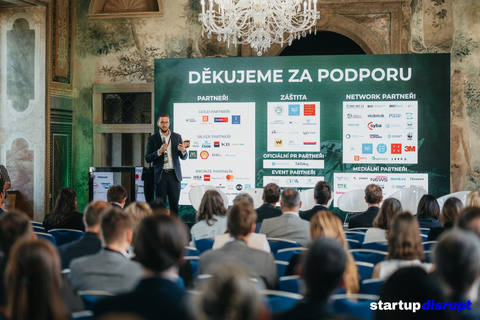 Startup Disrupt创始人兼首席执行官Patrik Juránek在捷克布拉格举行的可持续未来国际会议上发表讲话。（图片来源：Startup Disrupt）  