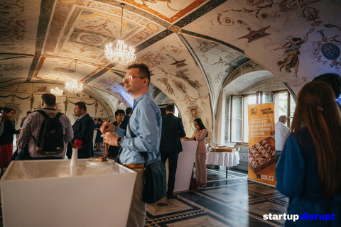 在永續未來會議舉辦期間，與會者在捷克布拉格歷史悠久的馬丁尼茲宮交流。（圖片來源：Startup Disrupt）
