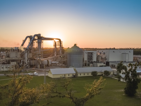 Enviva位於佛羅里達州卡頓代爾的工廠，也是Enviva發布的白皮書《生物質：取代化石燃料，開啟美好未來》的封面圖片。（照片：美國商業資訊）