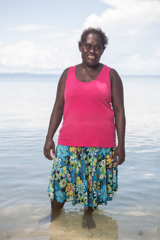玫琳凯支持大自然保护协会与KAWAKI在所罗门群岛的合作，以保护海龟，开展保护教育，并在Arnavon社区海洋公园宣传社区健康项目。该区域的工作包括开展性别培训，以更好地理解和改变基于性别的传统社会规范，消除妇女参与和领导大自然保护工作的阻碍。（照片：玫琳凯公司）