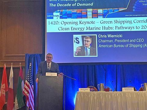 在康乃狄克州斯坦福德舉行的2022年ShippingInsight大會上，ABS董事長、總裁兼執行長Christopher J. Wiernicki發表了關於綠色航運走廊的主題演講。（照片：美國商業資訊）