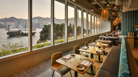 Hue Dining內一幅巨型全景玻璃窗，讓你無論身處哪個角落，都能盡覽迷人的維港景色。 (Photo: Business Wire) 