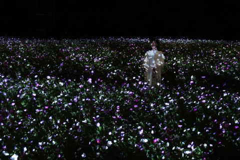 The cosmos shine brightly in the dark, and when people stand still close to them, they shine more brightly and produce a tone. The light of that cosmos then radiates out, spreading to nearby cosmos as they resonate with the same tone. (teamLab, Life is Flickering Light Floating in the Dark - Cosmos / Photo: teamLab)