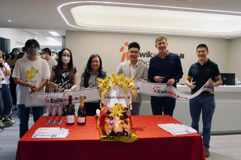 Housewarming ceremony of Kwiksure’s new office: officiated by Mr. Neil Raymond, Founder and CEO of parent company Pacific Prime, and Mr. Ken Chung, General Manager of Kwiksure (Photo: Business Wire)