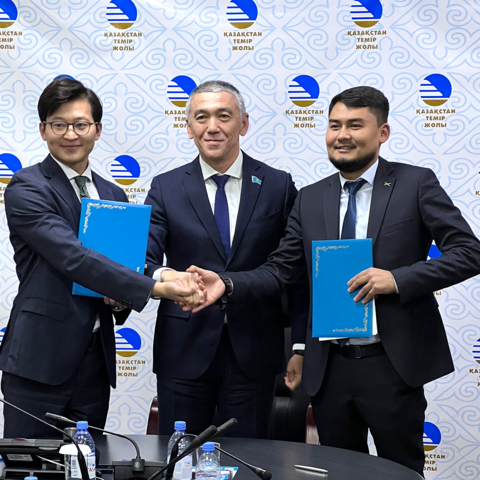 從左至右：海能達哈薩克區域經理Ivan Wang；KTZ總工程師Batyr Kotyrev；BT Signal總監Bayzakov B.M.（照片：美國商業資訊）