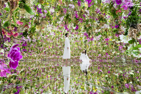 teamLab，漂浮的花园——花朵与我同根同源，花园与我合为一体© teamLab 