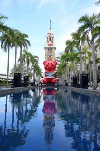 8-metre tall gigantic gummy bear sculpture. (Photo credit: First Initiative Foundation)