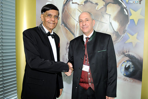在德黑蘭舉行的2016年全球能源獎頒獎活動期間，諾貝爾獎得主Mohan Munasinghe教授（左）與全球能源獎創辦人Wolfgang Neumann先生（右）。