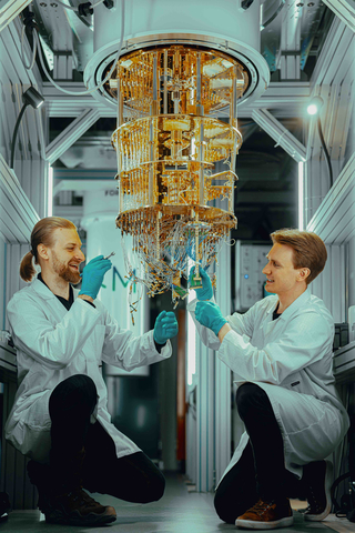 從左至右：IQM 量子工程師 Vladimir Milchakov博士，IQM交付工程師Juho Hotari（照片：美國商業資訊）