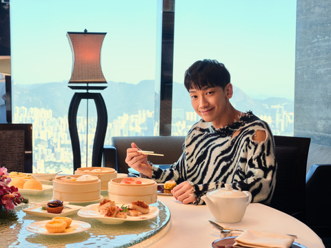 On the first stop of his trip, Rain enjoys delectable dim sum and a spectacular view of Hong Kong at a Michelin Cantonese restaurant. (Photo Credit: Hong Kong Tourism Board)