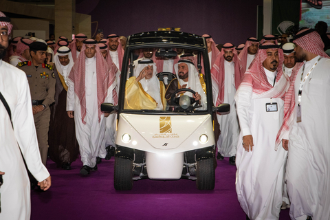 兩聖寺護法顧問兼麥加地區省長Khaled Al-Faisal親王殿下與朝覲和副朝部長Tawfiq bin Fawzan Al-Rabiah博士閣下一起參觀展覽會（照片：AETOSWire）