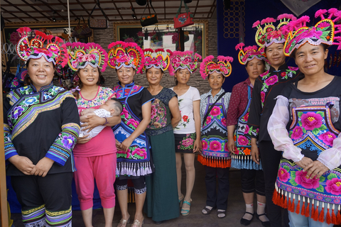 玫琳凯女性创业计划助力云南省楚雄市的女企业家们增加收入，同时帮助保护云南刺绣文化产业。（照片：玫琳凯公司）

