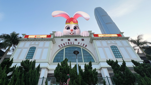 巨型福兔在中環碼頭樓頂首度登場。(相片來源：香港旅遊發展局)