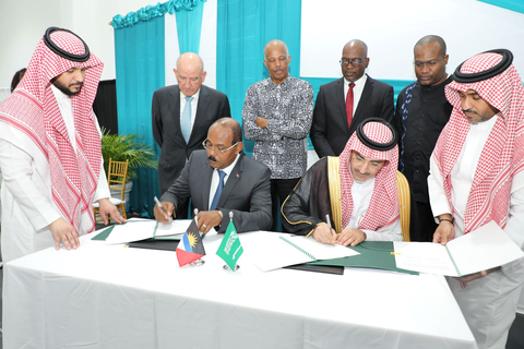 沙特发展基金会首席执行官与安提瓜和巴布达总理签署协议（照片：AETOSWire）
