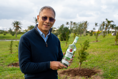 百加得執行長Mahesh Madhavan在百慕達種植雪松，這是公司為每位員工種一棵樹以慶祝成立161週年之行動的一部分。（照片：美國商業資訊）