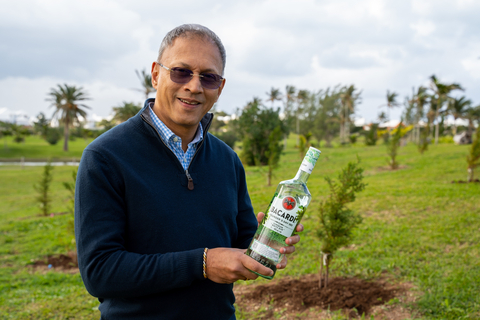 百加得首席执行官Mahesh Madhavan在百慕大种植雪松树，这是公司举措的一部分，旨在庆祝成立161周年，并为每位员工种一棵树。（照片：美国商业资讯）