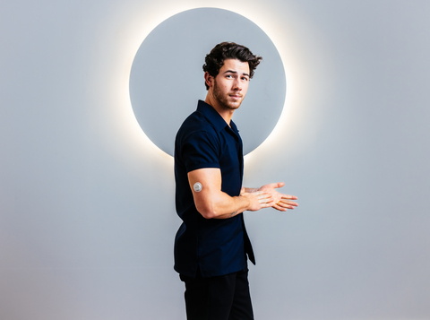 Nick Jonas参与Dexcom的2023年超级碗商业广告制作过程。该广告中将推出新的Dexcom G7 CGM系统。（照片：美国商业资讯）