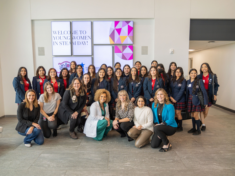 玫琳凯欢迎来自Irma Lerma Rangel青年女子领导力学校的学生到R3参加STEAM主题峰会，探索女性如何追求STEAM领域的事业。（照片：玫琳凯公司）