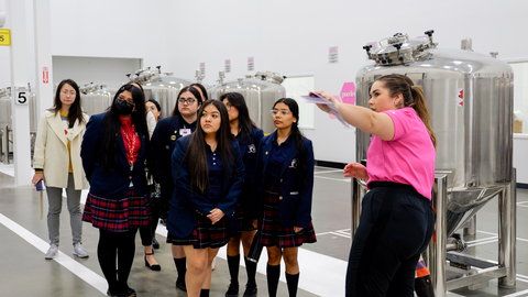 来自Irma Lerma Rangel青年女子领导力学校的学生参观了Richard R. Rogers制造/研发中心，亲眼目睹了STEAM职业路径的多样性。（照片：玫琳凯公司）