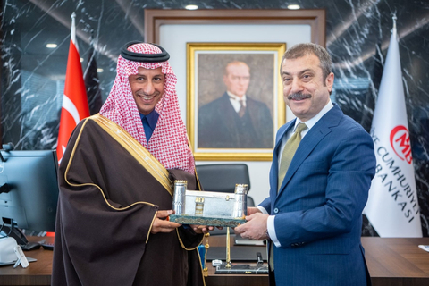 沙特阿拉伯王国旅游部长兼沙特发展基金(SFD)董事长Ahmed Aqeel Al-Khateeb先生阁下与土耳其中央银行行长Şahap Kavcıoğlu签署50亿美元存款协议，以进一步加强两国经济合作。（照片：AETOSWire） 