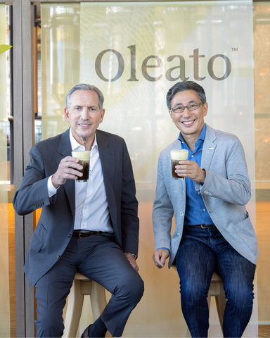 Starbucks Coffee Company 名譽主席兼董事會成員 Howard Schultz 與 Starbucks Japan CEO Takafumi Minaguchi 一起在東京宣佈推出 Oleato™ (圖片：美國商業資訊) 