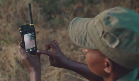 护林员Theressa Makunike使用Hytera双模无线电记录公园里的植物情况（照片：美国商业资讯） 