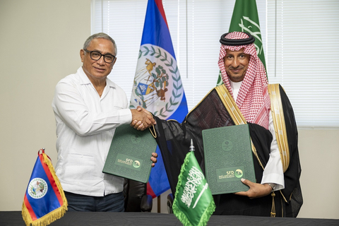 照片（从左至右）：伯利兹总理John Briceño阁下和沙特发展基金（SFD）董事会主席Ahmed Al Khateeb阁下（照片来源：AETOSWire） 