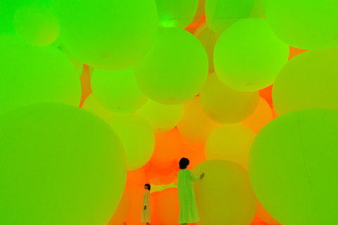 參觀者推動光球時，球體會轉換色彩並發出特定色調。這件作品正在東京豐洲全身沉浸式博物館「teamLab Planets」展出。（teamLab，擁有自我意識的變化空間，擴張的立體存在 ── 被平面化的3種顏色與曖昧的9種色彩/照片來源：teamLab） 
