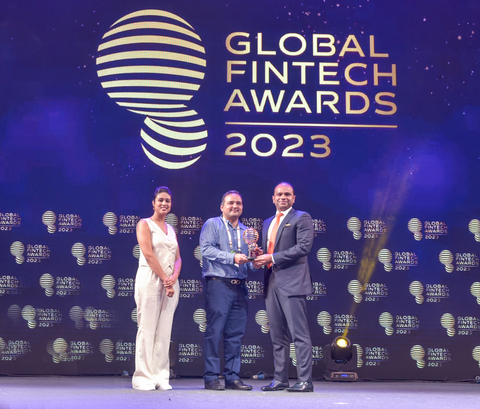 LuLu Financial Holdings董事总经理Adeeb Ahamed先生在孟买举行的Global Fintech Fest 2023（2023年全球金融科技节）期间由M2P Fintech平台战略与商业化总裁Abhishek Arun先生和GFF副总裁Latika Kolnati授予Leading Personality of the year GCC（GCC年度领军人物）。（照片：AETOSWire）