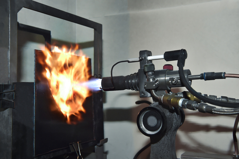 LG Chem和LX Hausys开发的“特种阻燃连续纤维热塑性塑料”(Special Flame Retardant CFT)可延缓电池热失控，并可在1500°C的火焰中耐受20分钟以上。（照片：LG Chem） 