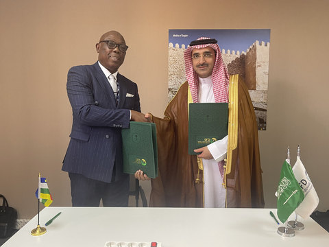 沙特发展基金（SFD）首席执行官Sultan Al-Marshad阁下与中非共和国总理兼经济、计划与国际合作部长Felix Moloua阁下签署了一项2000万美元的发展贷款协议，用于资助基础设施项目。 (照片: AETOSWire) 
