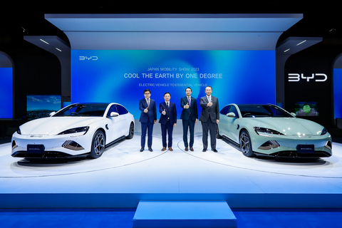 Wang Chuanfu, Chairman and President of BYD Co., Ltd. (second from left); Liu Xueliang, General Manager of BYD Asia-Pacific Auto Sales Division (second from right); Li Yunfei, General Manager of BYD Branding & PR Division (left); and Atsuki Tofukuji, President of BYD AUTO JAPAN Inc. (right) at the event (Photo: Business Wire)